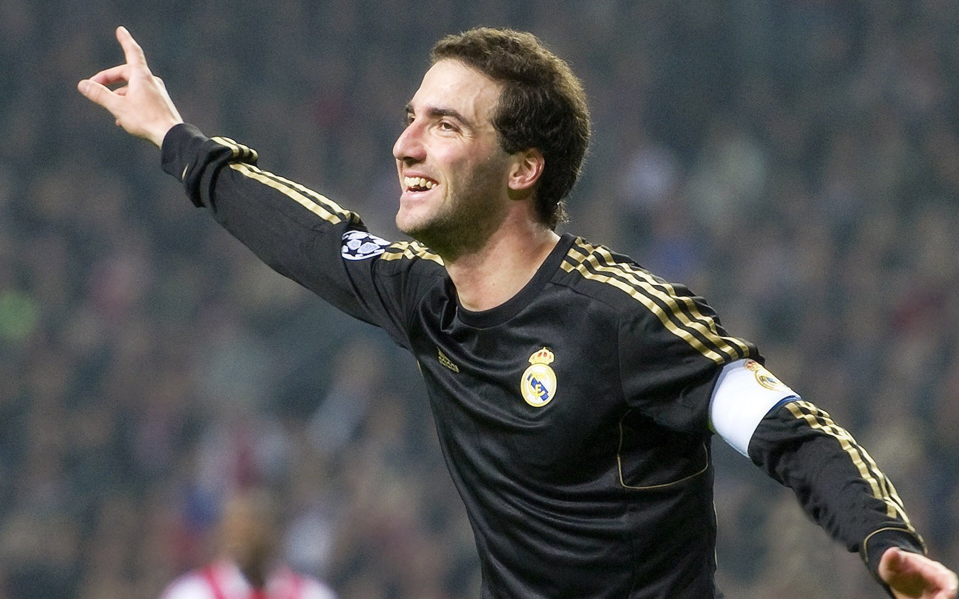 蝶泳赛场中立代表队A选手爆发力强，蝶泳 比赛