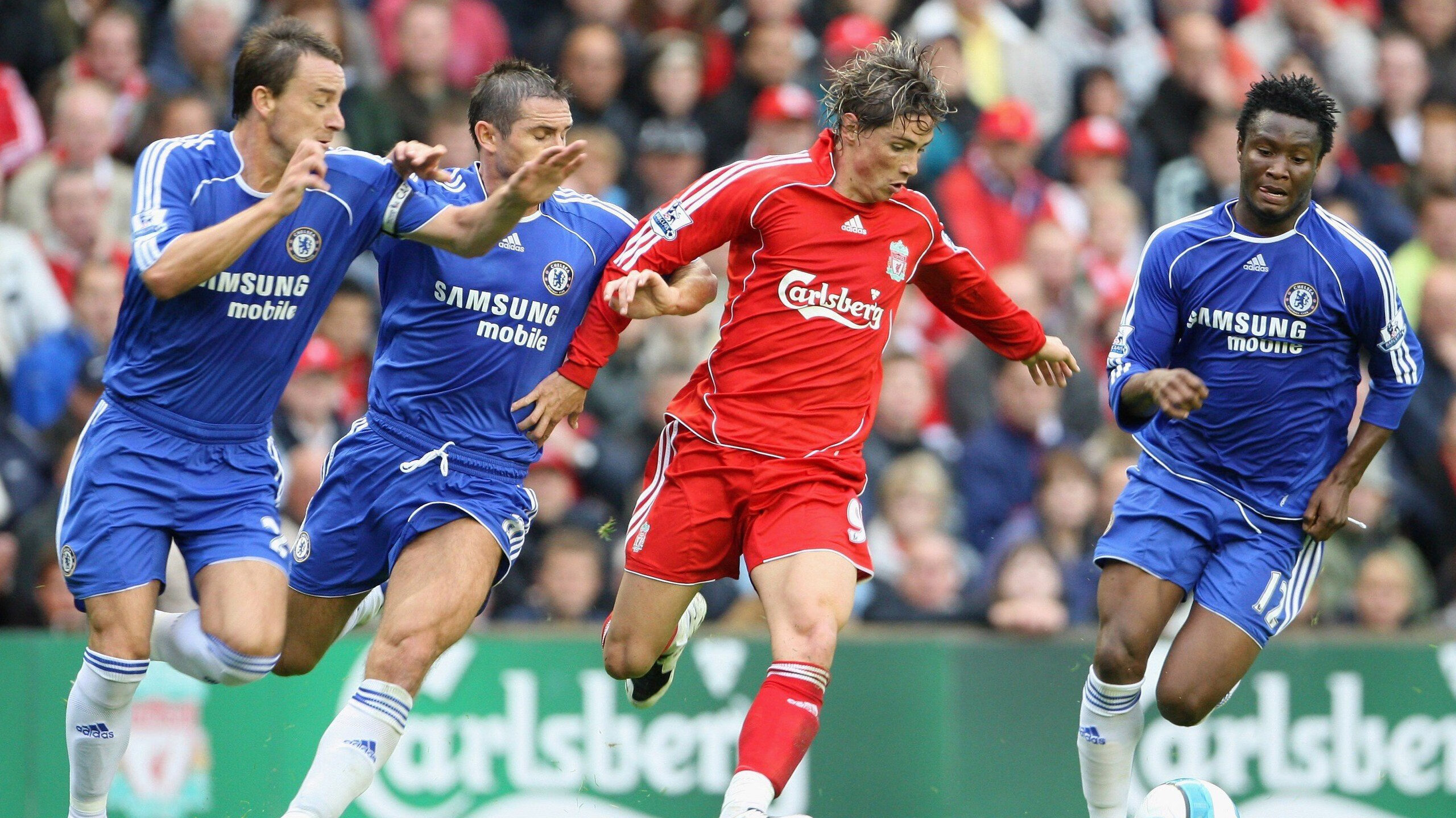 基:全黑队的“稳重后卫”,在防守上总能有效消除对方威胁