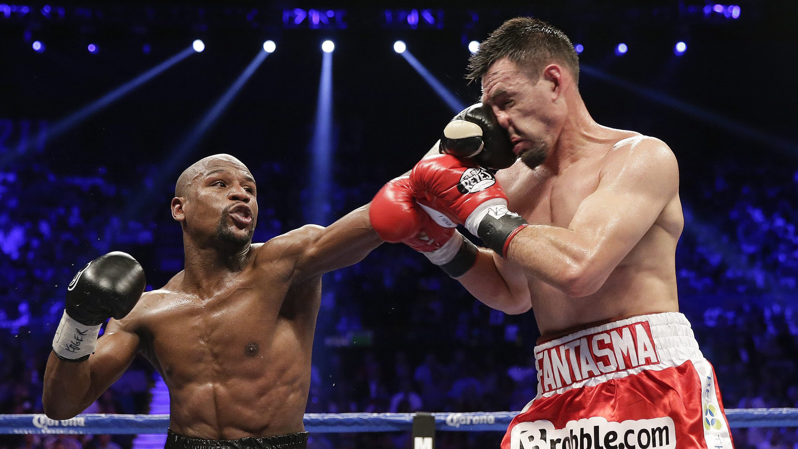 开云·Kaiyun网页版-詹姆斯表扬队友团队合作愈发默契，詹姆斯与队友的各种出场动作